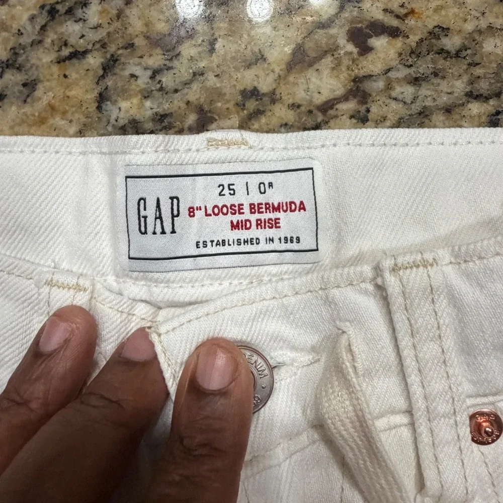 NEW Gap Womens 90s Loose Bermuda Shorts Mid Rise White Denim Raw Hem Size 0 ws